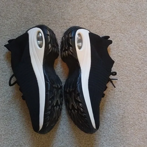 Cushionaire Tennis Shoes - Picture 2 of 4